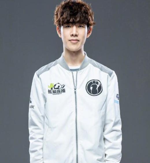 亚索时隔1685天再度在LPL的上单出场